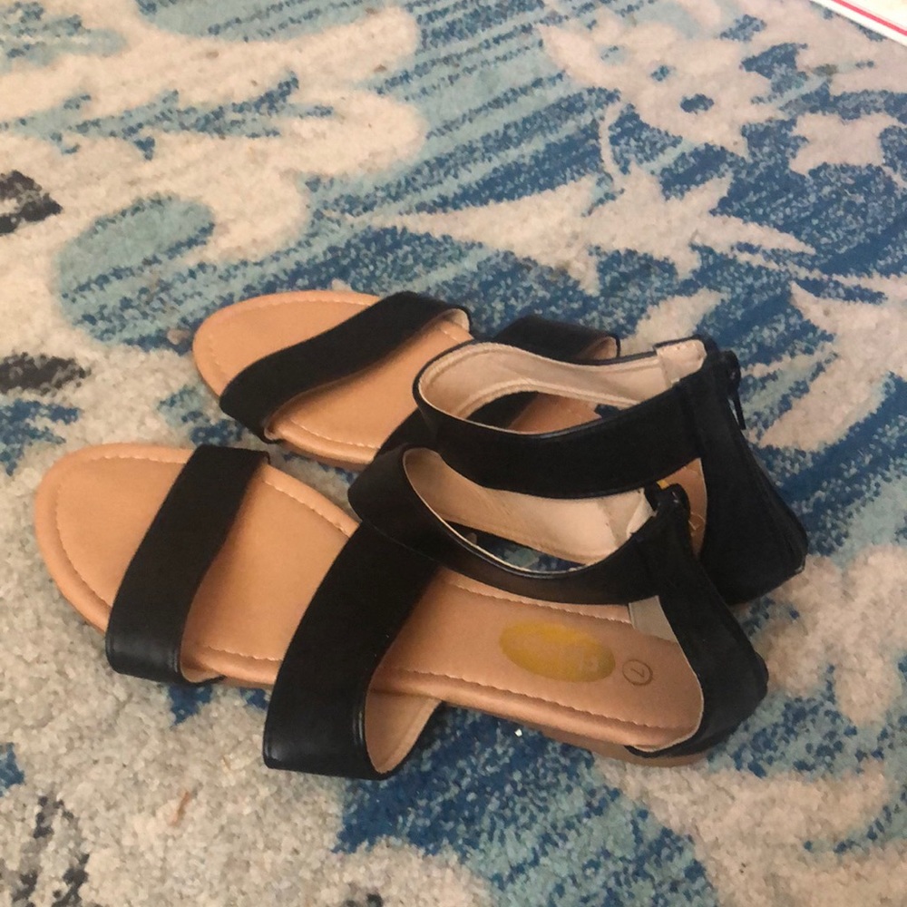 Great condition Gladiator back black sandals. Super cute. Size 7.